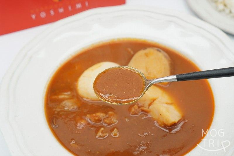 スープカレー・えびスープ｜YOSHIMI　トロっとした濃厚なスープをスプーンですくった様子
