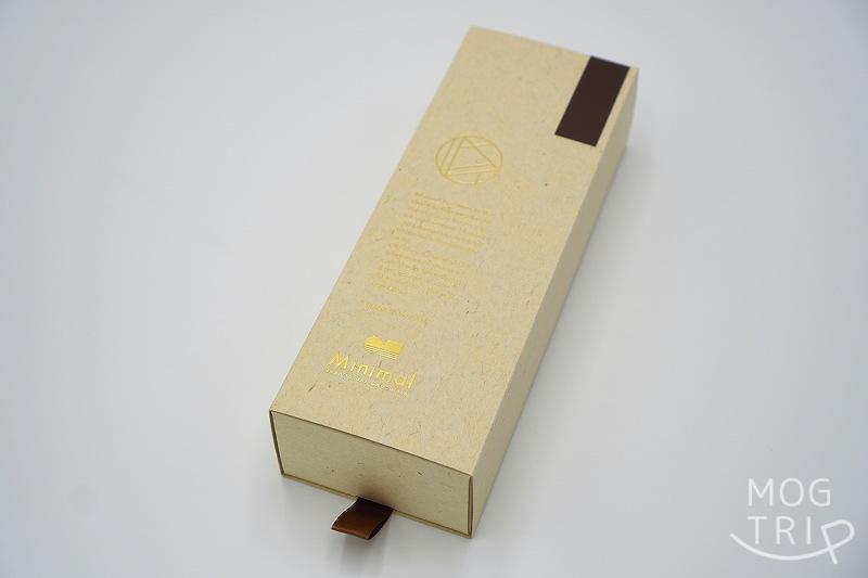 ビーントゥバーチョコレート専門店 Minimal（ミニマル）の生ガトーショコラの箱がテーブルに置かれている