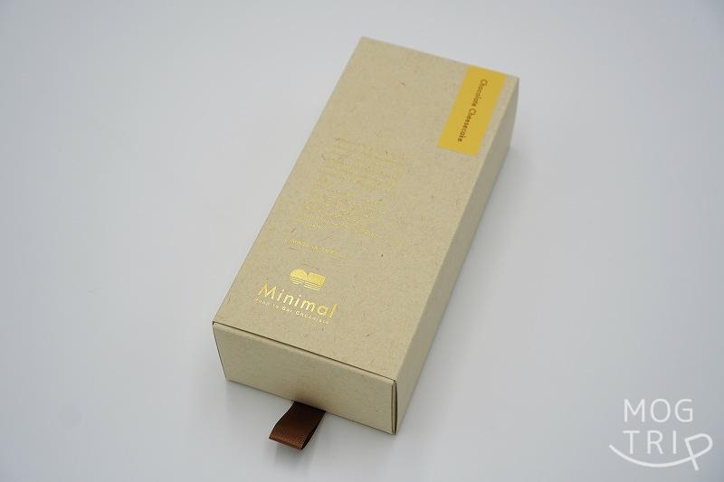 Minimal（ミニマル）のチョコレートレアチーズケーキの箱がテーブルに置かれている