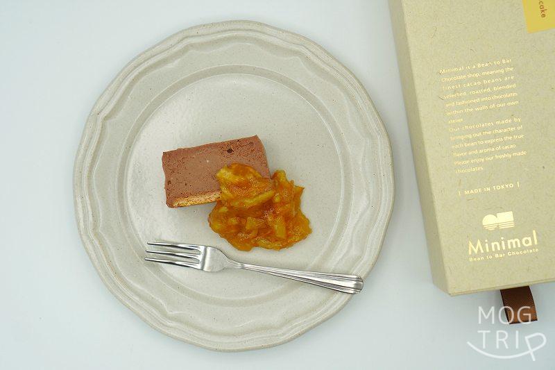 ビーントゥバーチョコレート専門店Minimal（ミニマル）のチョコレートレアチーズケーキがマーマレードと一緒に皿にのせられ、テーブルに置かれている