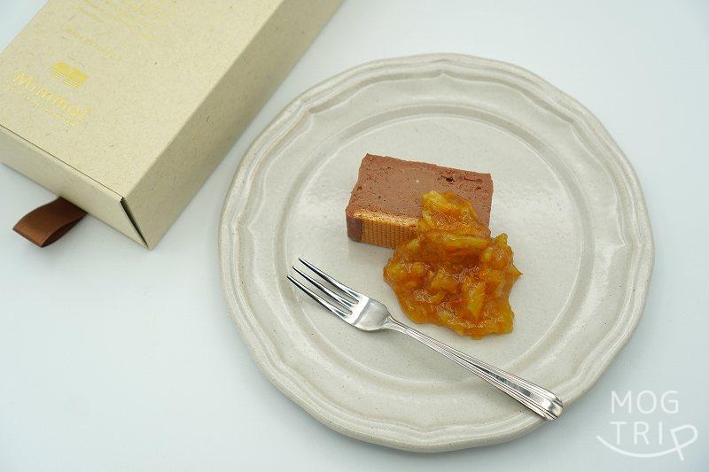 Minimal（ミニマル）のチョコレートレアチーズケーキがマーマレードと一緒に皿にのせられ、テーブルに置かれている