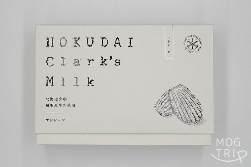 北海道大学の敷地内にある北大マルシェ の「HOKUDAI Clark's Milk マドレーヌ」の箱がテーブルに置かれている
