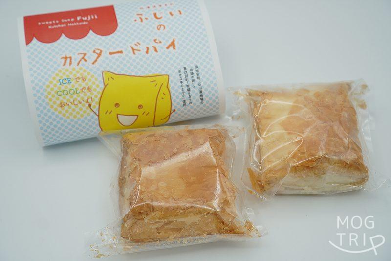倶知安 お菓子のふじいの冷凍カスタードパイが2個、テーブルに置かれている