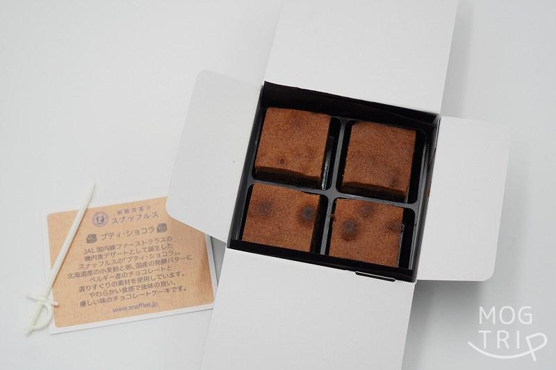 ふたを開けた函館洋菓子スナッフルスのプティ・ショコラの箱が、テーブルに置かれている