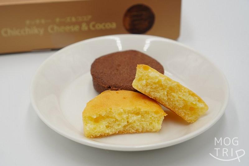 函館洋菓子スナッフルスの「チッチキー チーズ＆ココア」が皿にのせられ、テーブルに置かれている