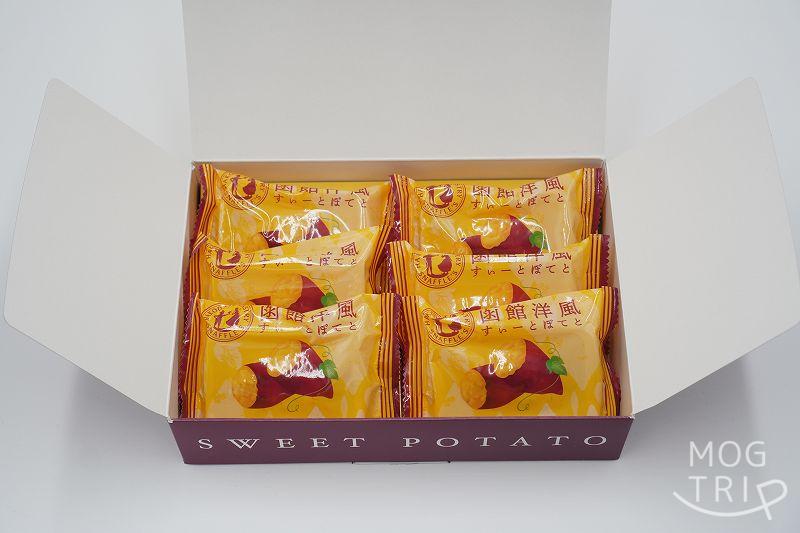 ふたを開けた、函館洋菓子スナッフルスの「函館洋風すいーとぽてと」の箱がテーブルに置かれている