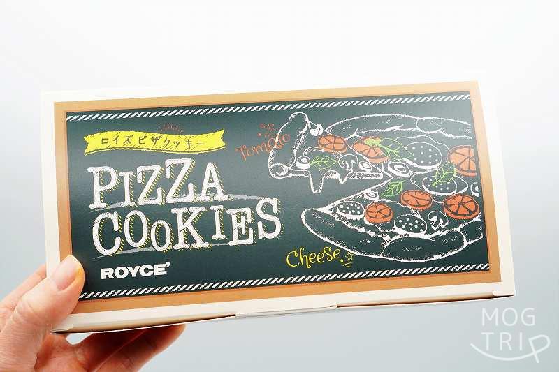 ロイズピザクッキー｜ROYCE’　箱を手に持った様子