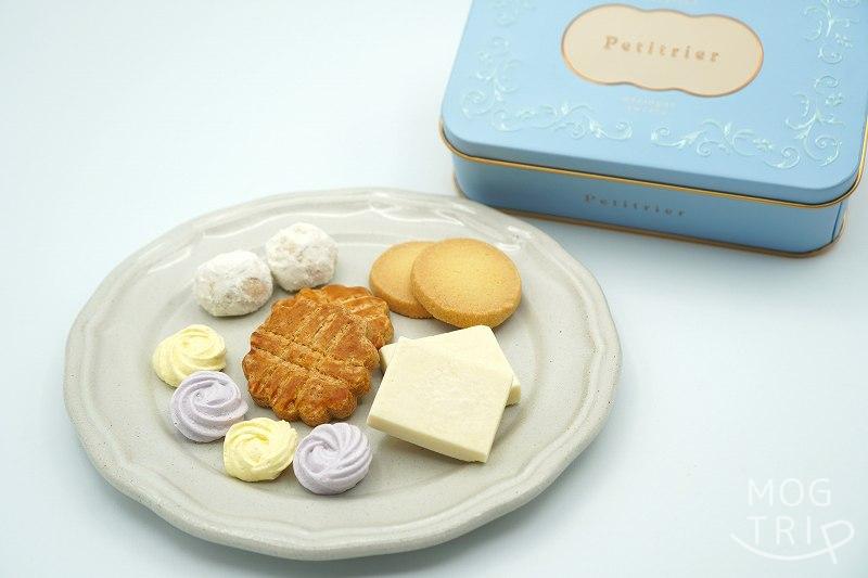 東京・銀座 Petitrier（プティリエ）のメレンゲ・クッキーアソート缶の焼き菓子が皿にのせられ、テーブルに置かれている