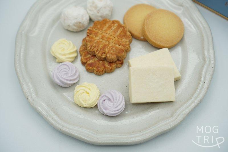 東京・銀座 Petitrier（プティリエ）のメレンゲ・クッキーアソート缶の焼き菓子が皿にのせられ、テーブルに置かれている