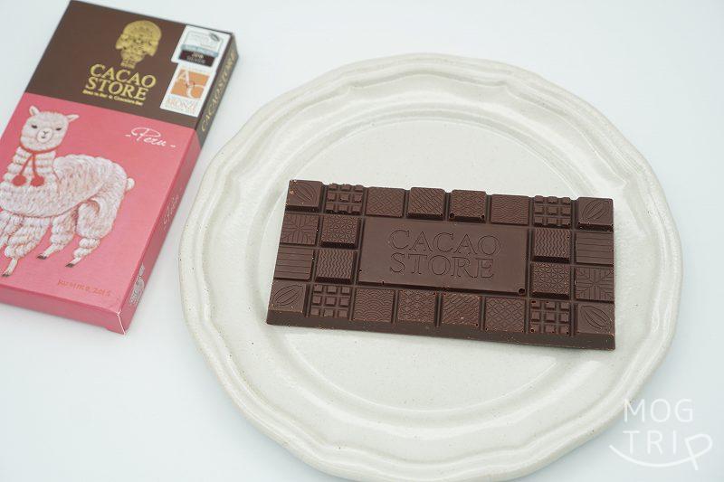 カカオストアの板チョコ「ペルーピウラ70%」がテーブルに置かれている