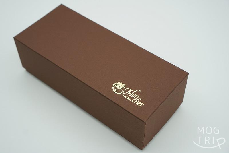 【大阪限定品】パティスリーモンシェールの堂島カステラの箱がテーブルに置かれている