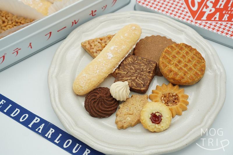 【東京・資生堂パーラー銀座本店限定】クッキー缶・プティフールセック のクッキーが、テーブルに置かれている