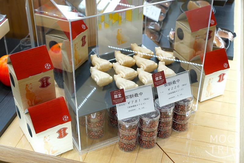 【東京・渋谷スクランブルスクエア限定品】銀座甘楽の「御餅最中（ハチ公最中）」がプラスチックケースの中にたくさん並べられている