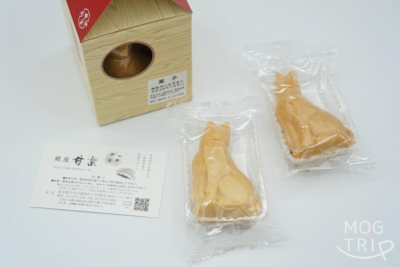 【東京・渋谷スクランブルスクエア限定品】銀座甘楽の「御餅最中（ハチ公最中）」の個包装が、テーブルに置かれている