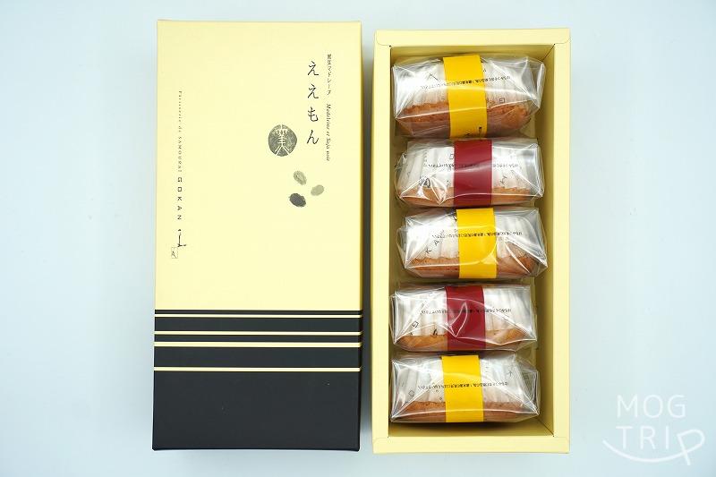 蓋を開けた、大阪発・GOKAN五感のマドレーヌ「ええもん」5個入の箱が、テーブルに置かれている