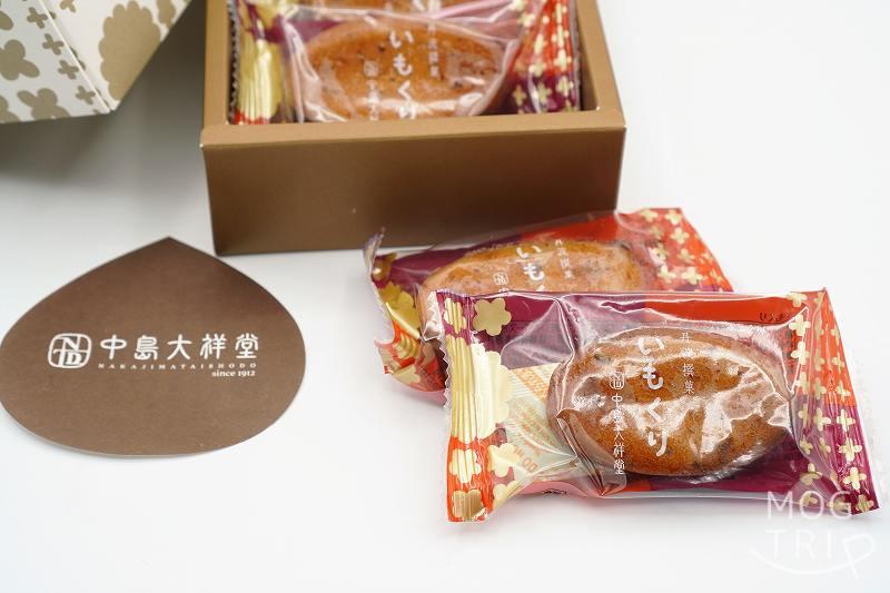 中島大祥堂「いもくり」の個包装がテーブルに置かれている