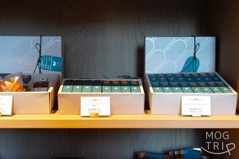 【東京・日本橋限定】teal（ティール）のチョコレートバーの箱が、木の棚に並べられている