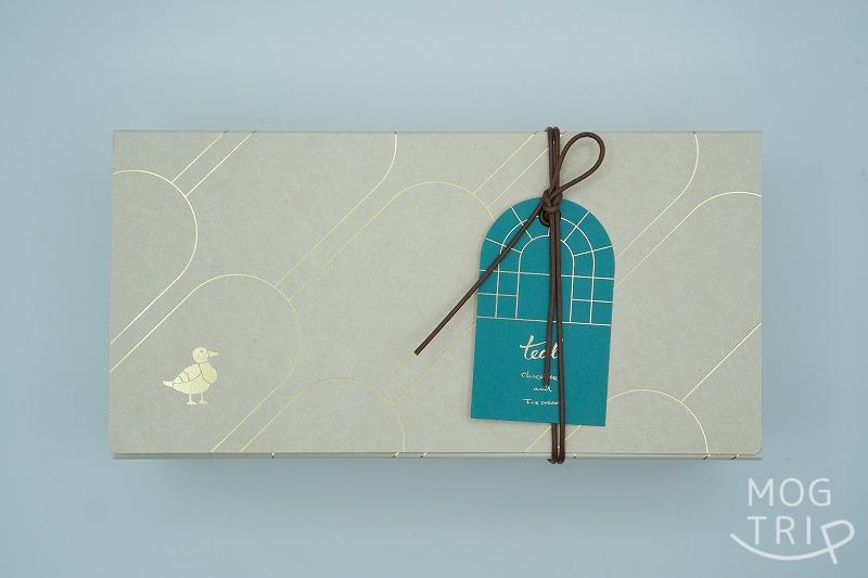 【東京・日本橋限定】teal（ティール）のチョコレートバー8個入の箱が、テーブルに置かれている