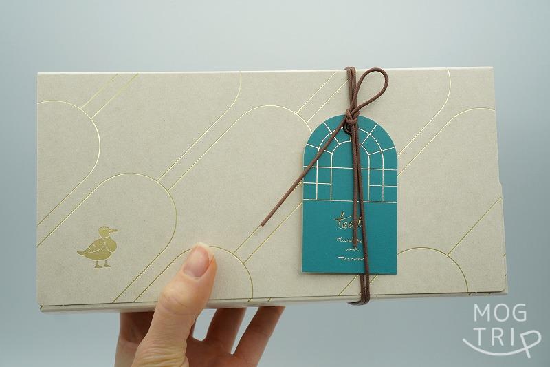 【東京・日本橋限定】teal（ティール）のチョコレートバー8個入の箱を、手に持っている様子
