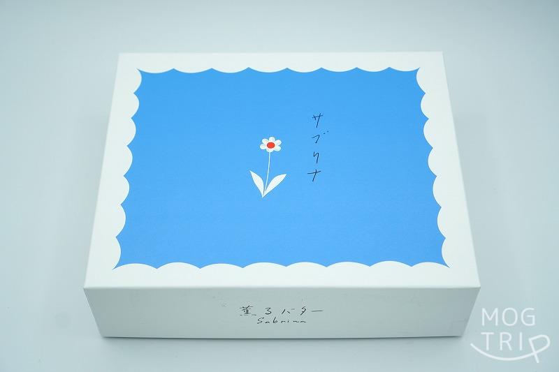 東京駅・大阪限定スイーツ・薫るバターSabrina（サブリナ）の「サブリナ」の箱がテーブルに置かれている