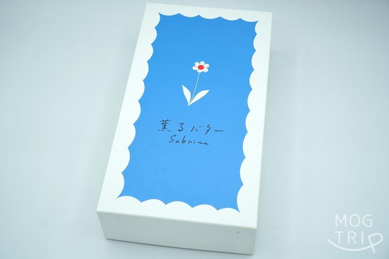 東京駅・大阪限定の薫るバターSabrina（サブリナ）の「パルミエ」の箱がテーブルに置かれている