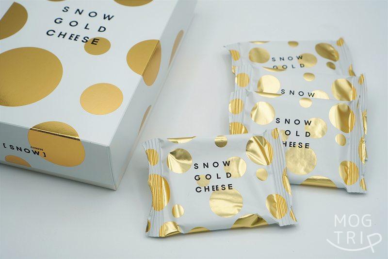 SNOW GOLD CHEESE（スノーゴールドチーズ）個包装がテーブルに置かれている