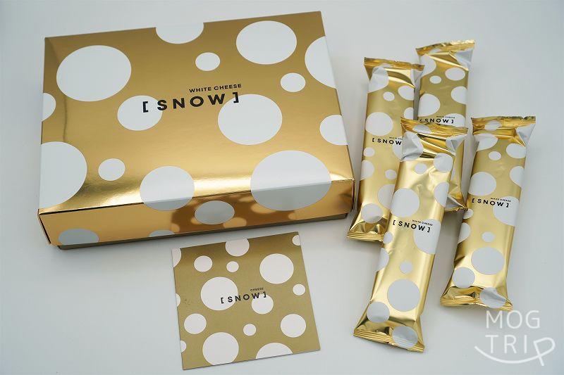 「SNOW WHITE CHEESE（スノーホワイトチーズ） 8個入」の箱と個包装がテーブルに置かれている