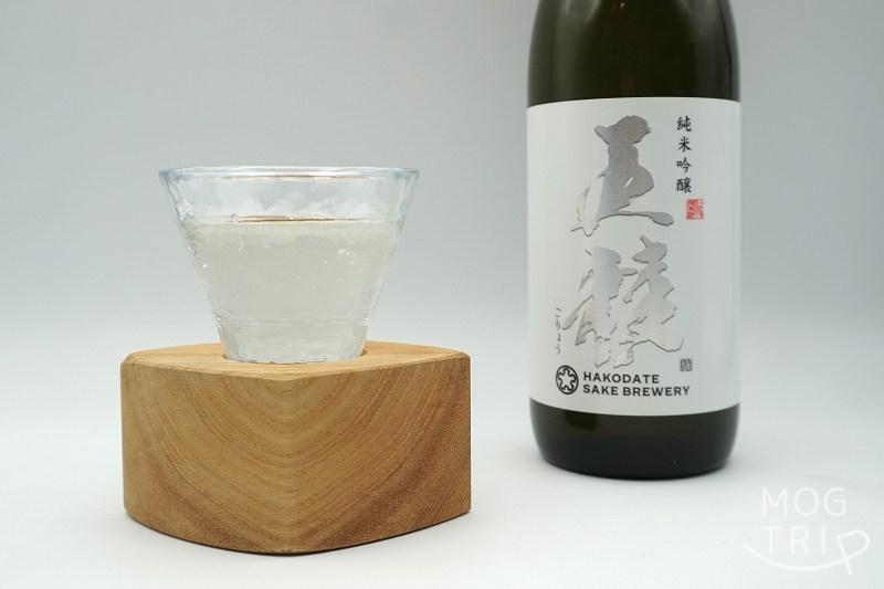 上川大雪酒蔵「五稜」特別純米酒をグラスに注いだ様子