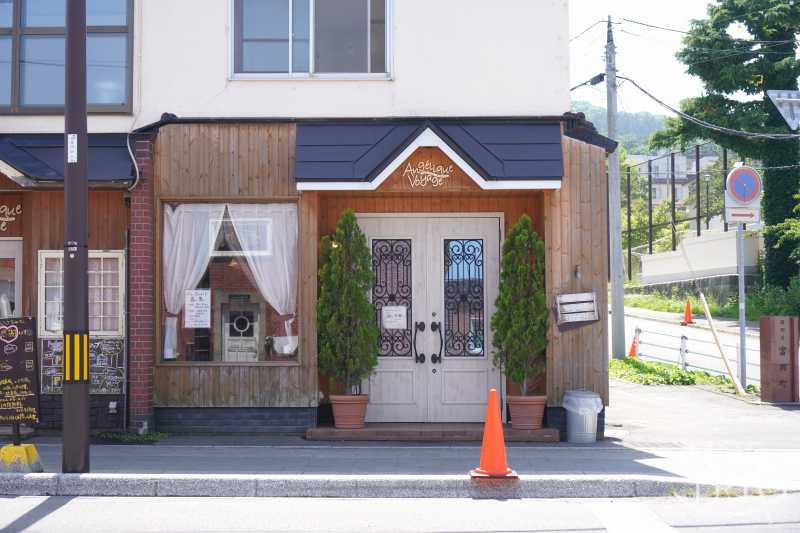函館にある「アンジェリック ヴォヤージュ 本店」の入口外観