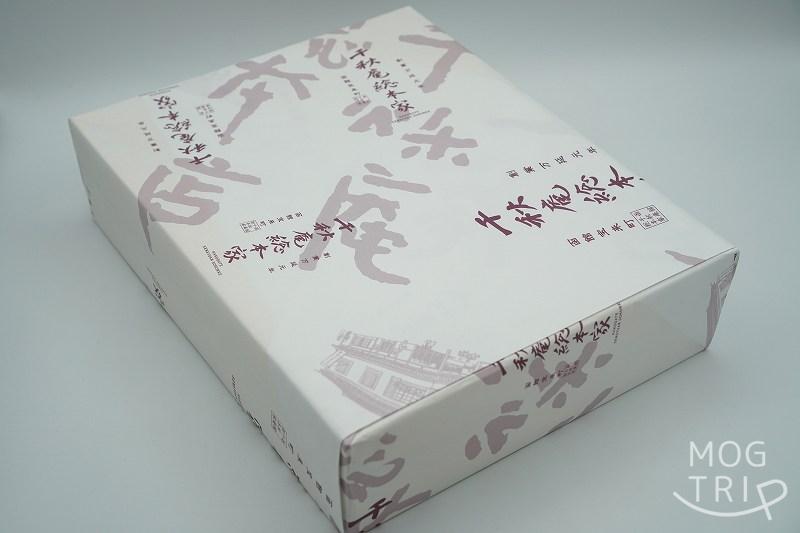 函館千秋庵総本家のどらやき10個入の箱がテーブルに置かれている