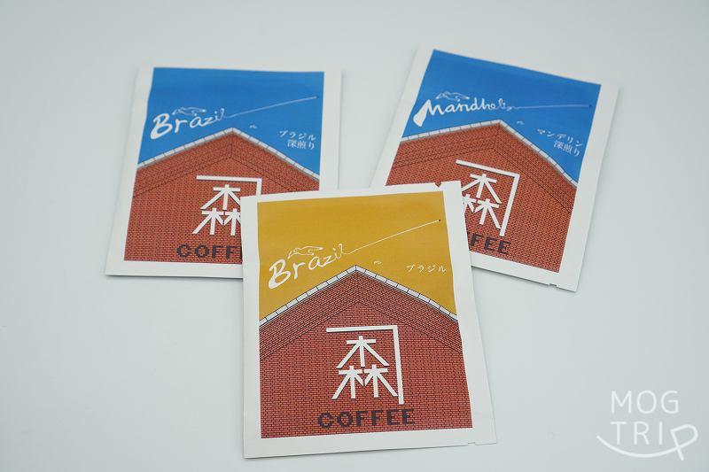 金森倉庫×peacepieceに「金森Coffee ドリップパック 飲み比べセット」がテーブルに置かれている