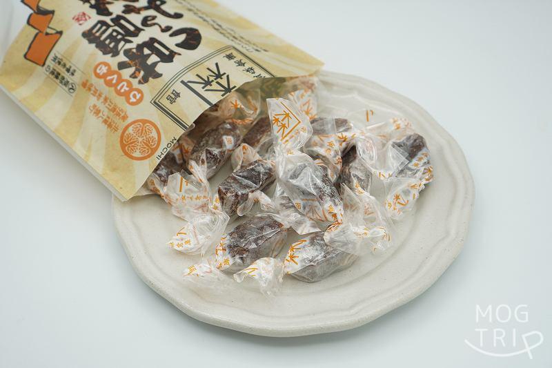 金森倉庫×天狗堂宝島の「ひとくち味噌くるみ餅」がテーブルに置かれている