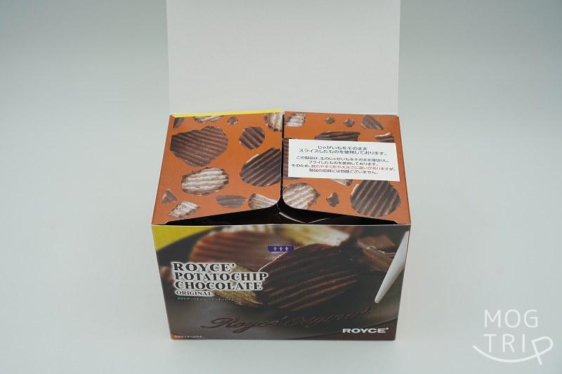 ROYCE’（ロイズ）のポテトチップチョコレートの箱がテーブルに置かれている