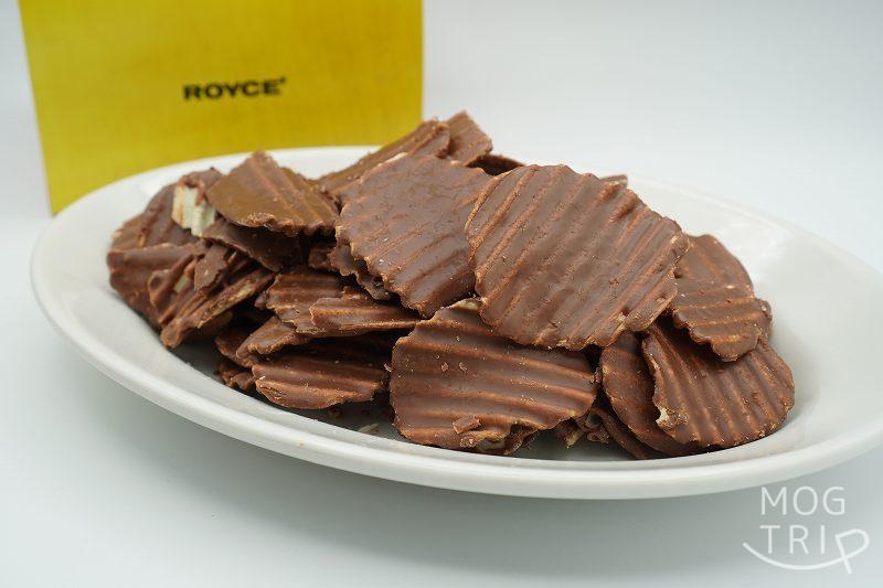ROYCE’（ロイズ）のポテトチップチョコレートがテーブルに置かれている