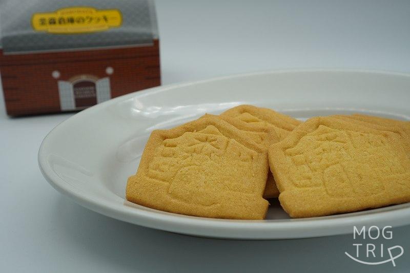 鶴井龜作商店の「金森倉庫のクッキー」がテーブルに置かれている