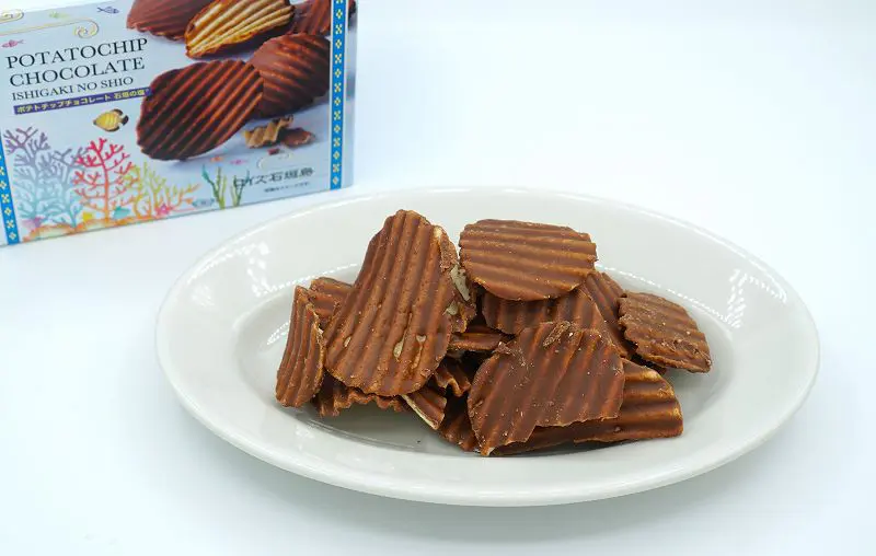 ROYCE’（ロイズ）石垣島のポテトチップチョコレートがテーブルに置かれている