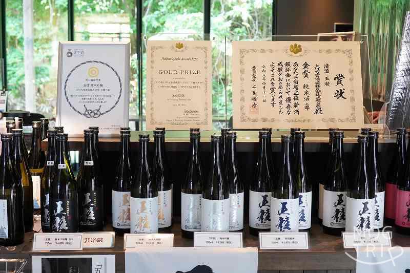 日本酒「五稜」が木の棚に並べられている