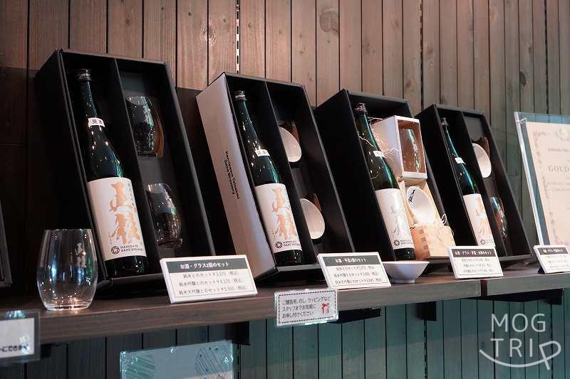 五稜乃蔵の日本酒「五稜」のギフトセットが木の棚に並べられている