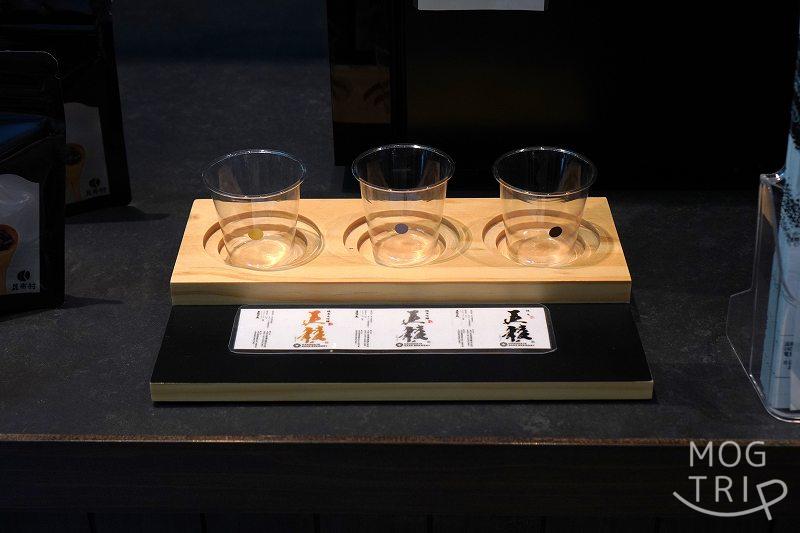 日本酒・五稜の「3種飲み比べセット」がテーブルに置かれている