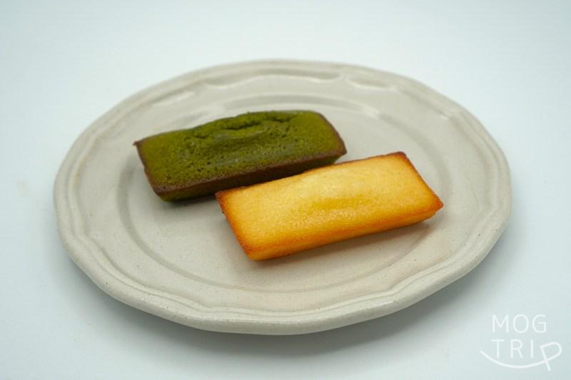 函館千秋庵総本家の「函館ふぃなんしぇ」プレーン味と抹茶味がテーブルに置かれている
