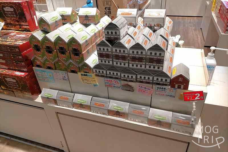 鶴井龜作商店の「金森倉庫のクッキー」があおい森の店頭に陳列されている