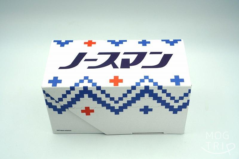 札幌千秋庵の「生ノースマン」の箱がテーブルに置かれている