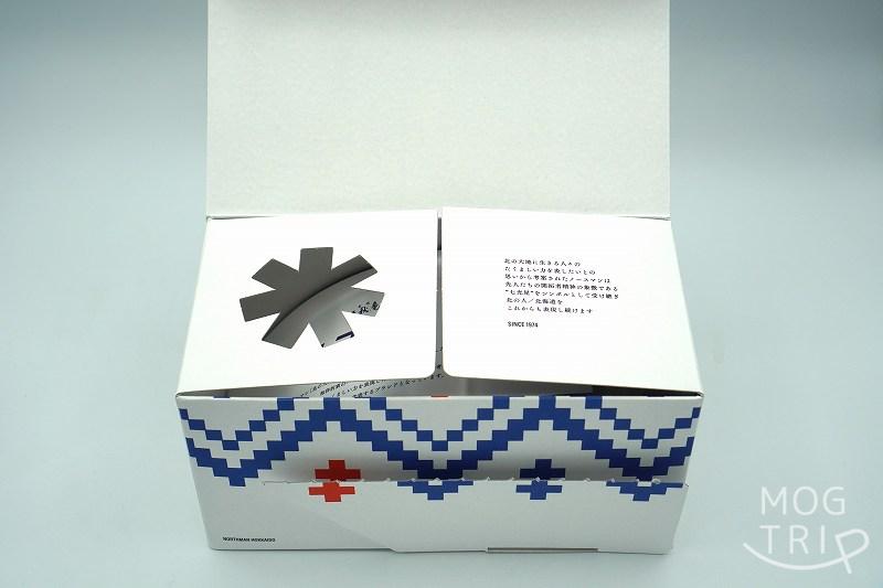 ふたを開けた、札幌千秋庵の「生ノースマン」の箱がテーブルに置かれている
