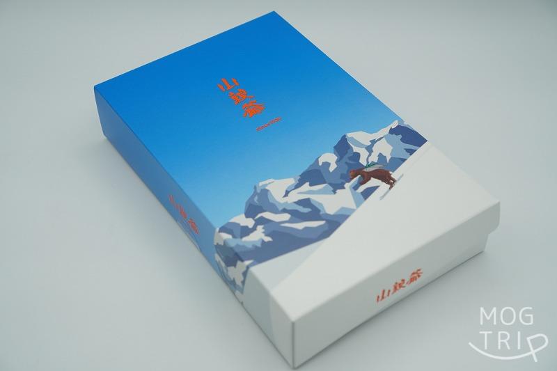 札幌千秋庵製菓の「山親爺」の箱がテーブルに置かれている