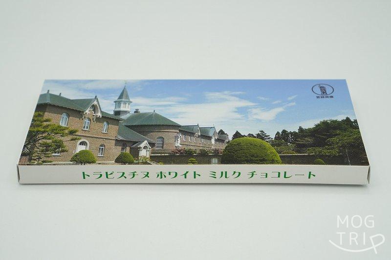 函館「トラピスチヌ修道院」のトラピスチヌ ホワイト ミルクチョコレートがテーブルに置かれている