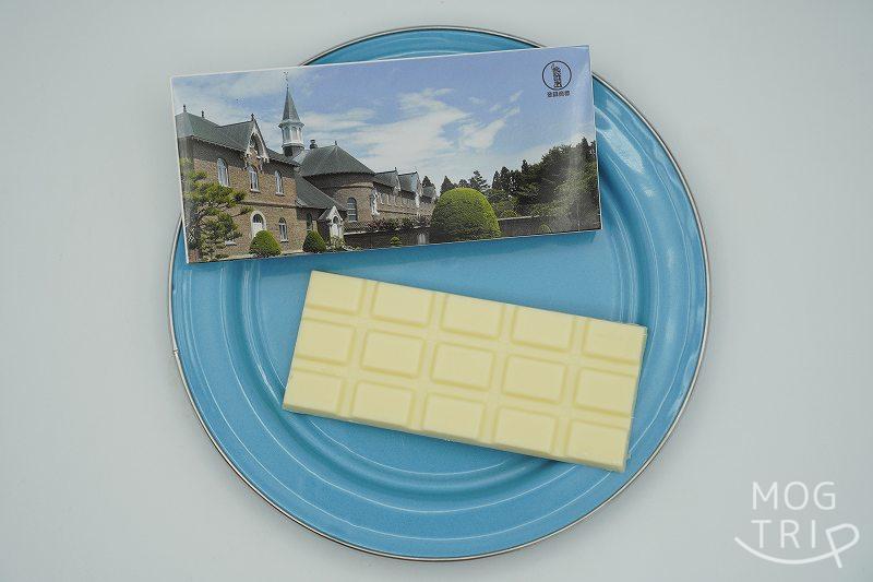 函館「トラピスチヌ修道院」のトラピスチヌ ホワイト ミルクチョコレートがテーブルに置かれている