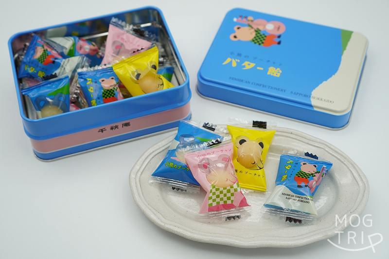 札幌千秋庵の「小熊のプーチャンバター飴 缶入り」がテーブルに置かれている