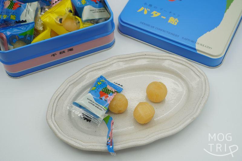 札幌千秋庵の「小熊のプーチャンバター飴 缶入り」がテーブルに置かれている