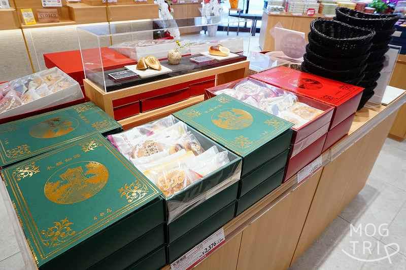 お菓子の詰め合わせの箱が並ぶ札幌千秋庵 本店の内観