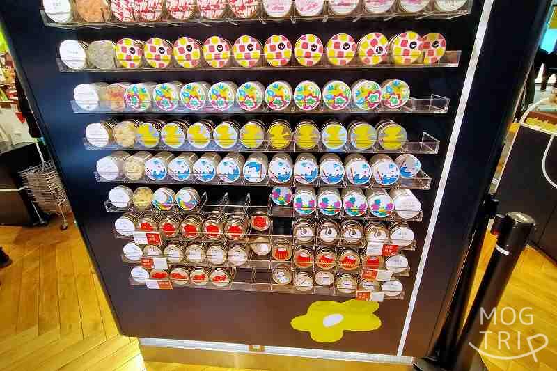 ヒトツブカンロの「フルーティアロマのど飴」の缶が透明プラスチックのラックにたくさん並べられている
